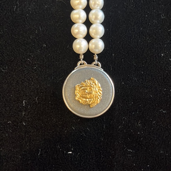 Versace pearl and Medusa silver clasp bracelet - Picture 4 of 9